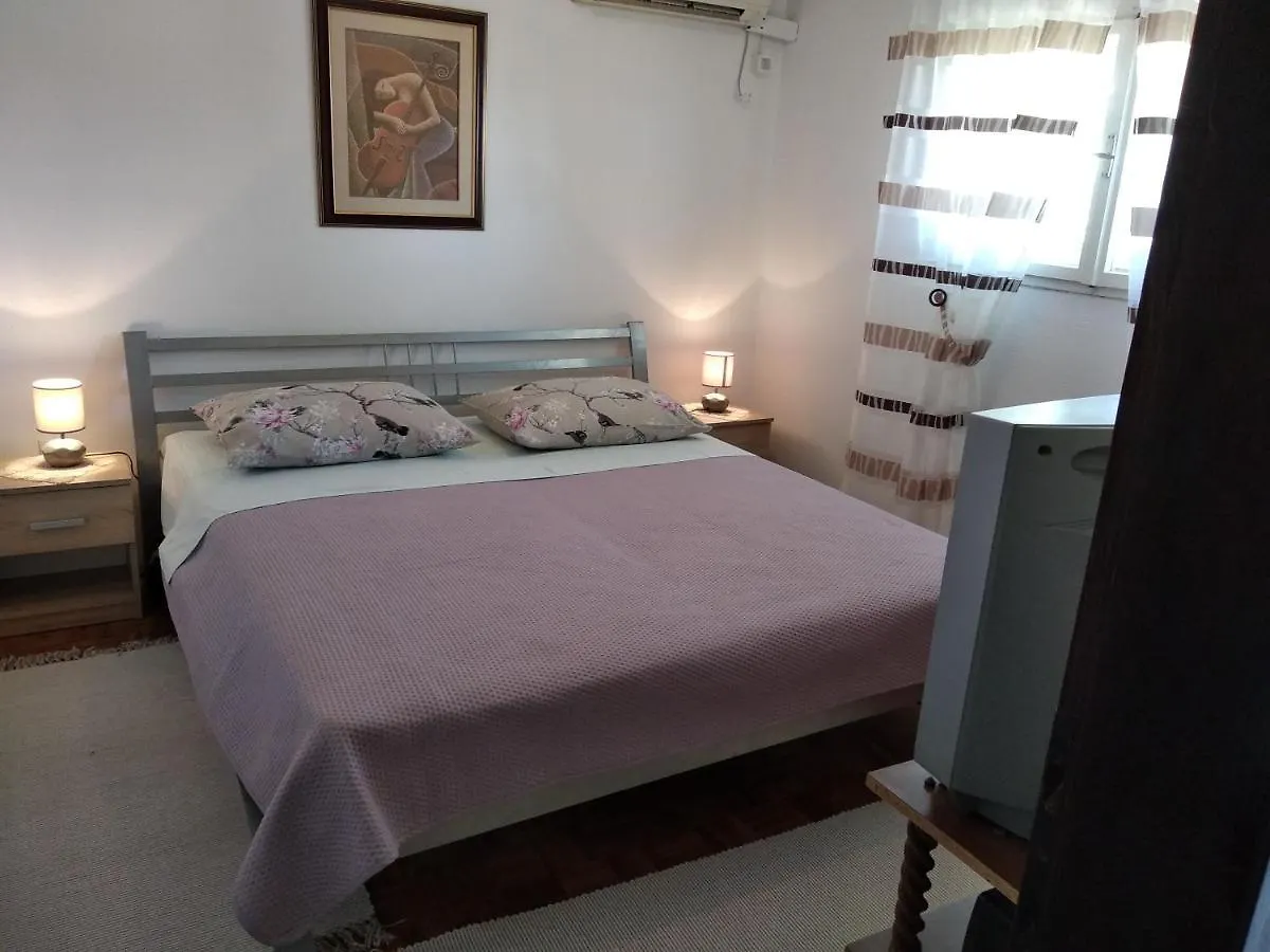 Holiday Home Ena , Mali Iz 286